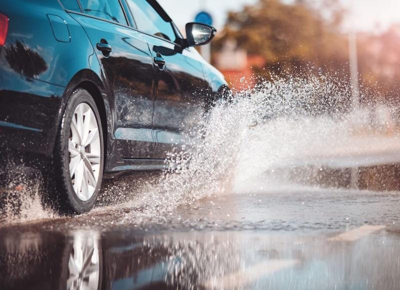 Aquaplaning: una guida sicura sotto la pioggia